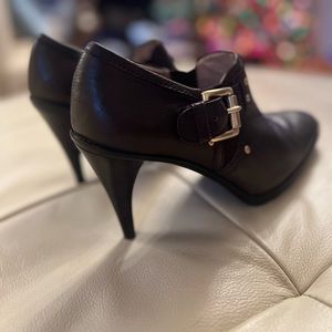 Michael Kors - size 8.5M - brown leather booties